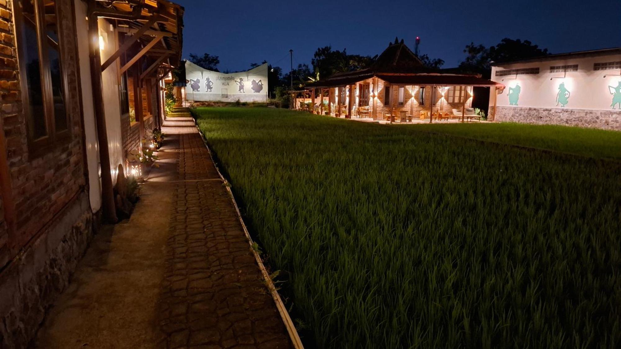 Alamanda Family Villas, Pool & Local Tours Yogyakarta Exterior photo